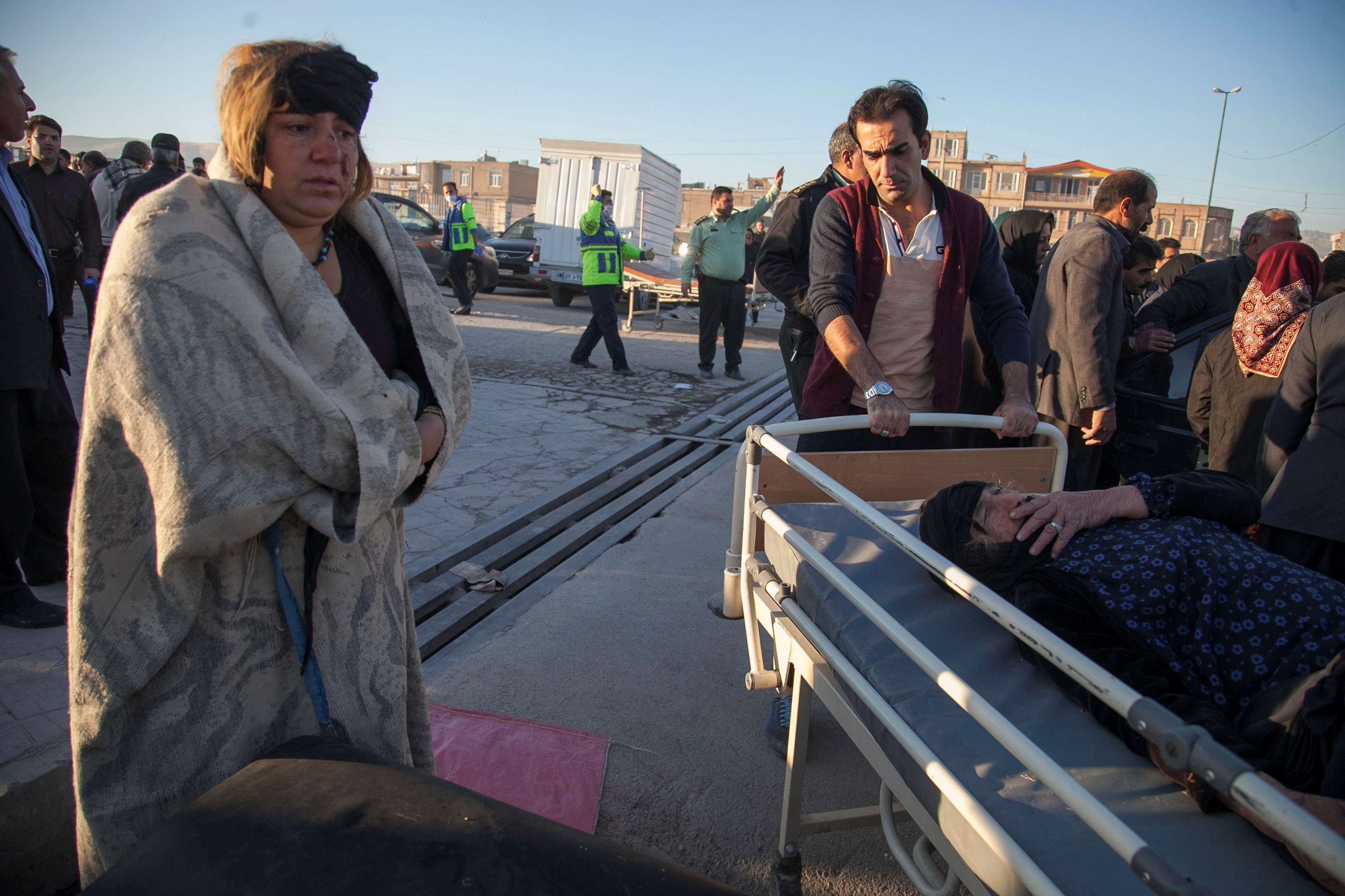 نقل سيدة مصابة فى زلزال الحدود العراقية الإيرانية