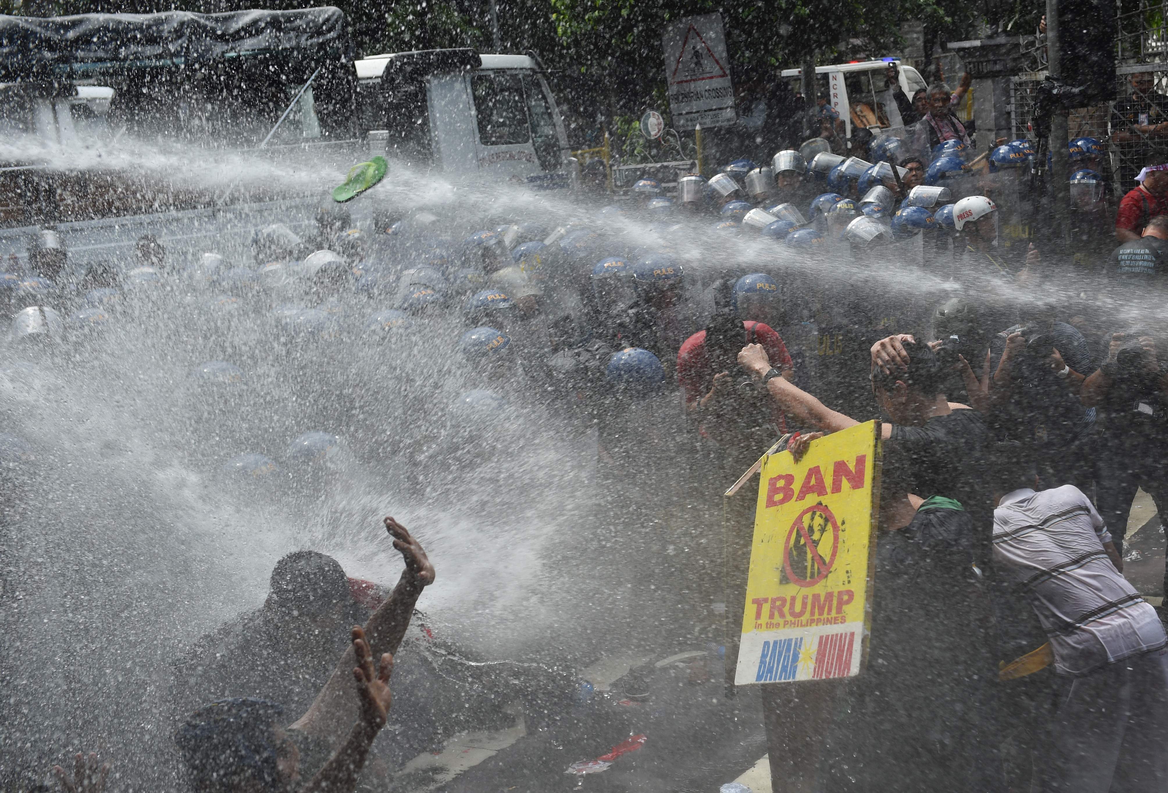الشرطة تستخدم خراطيم المياه لتفريق المحتجين