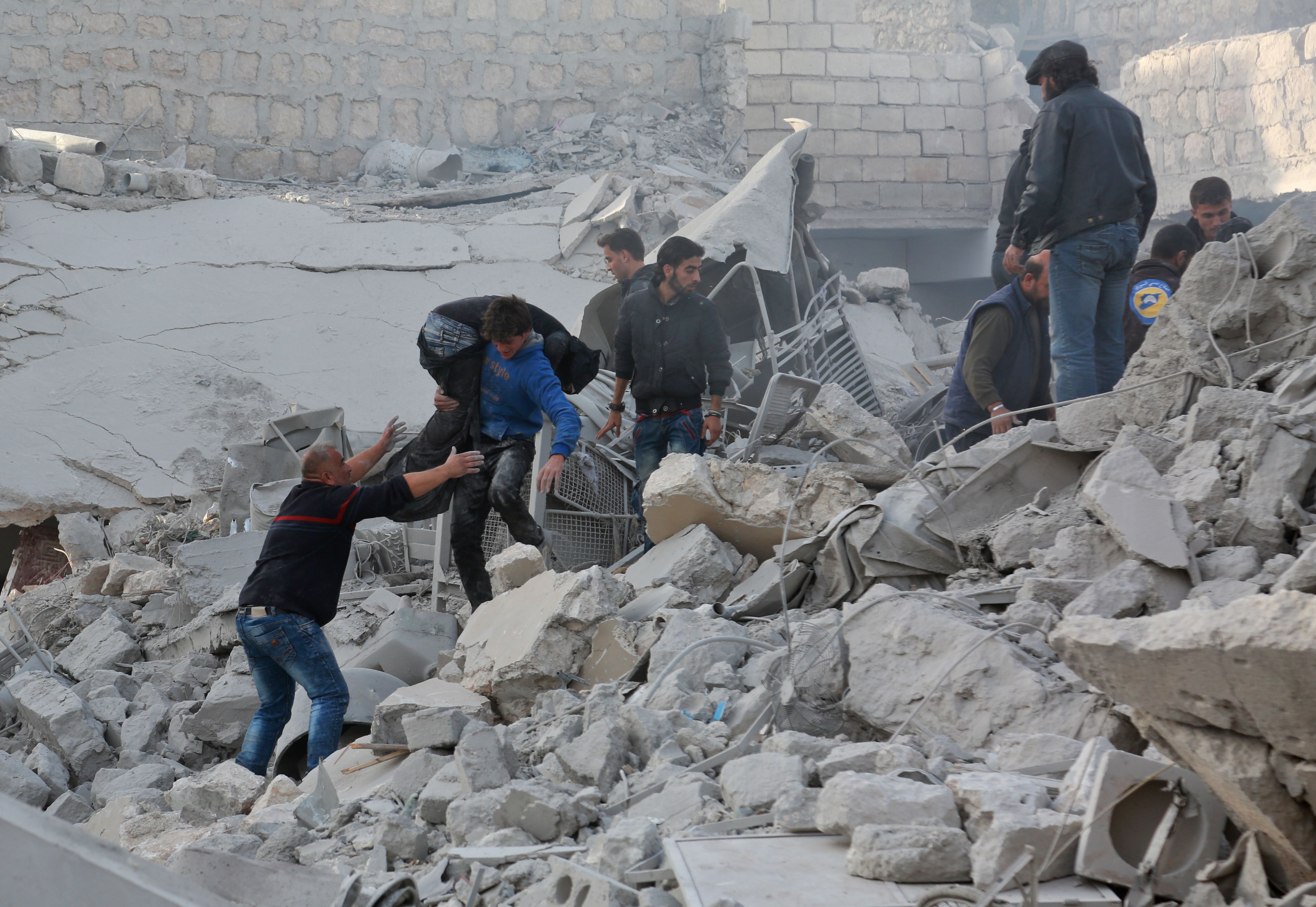 دمار فى حلب بسبب غارات جوية