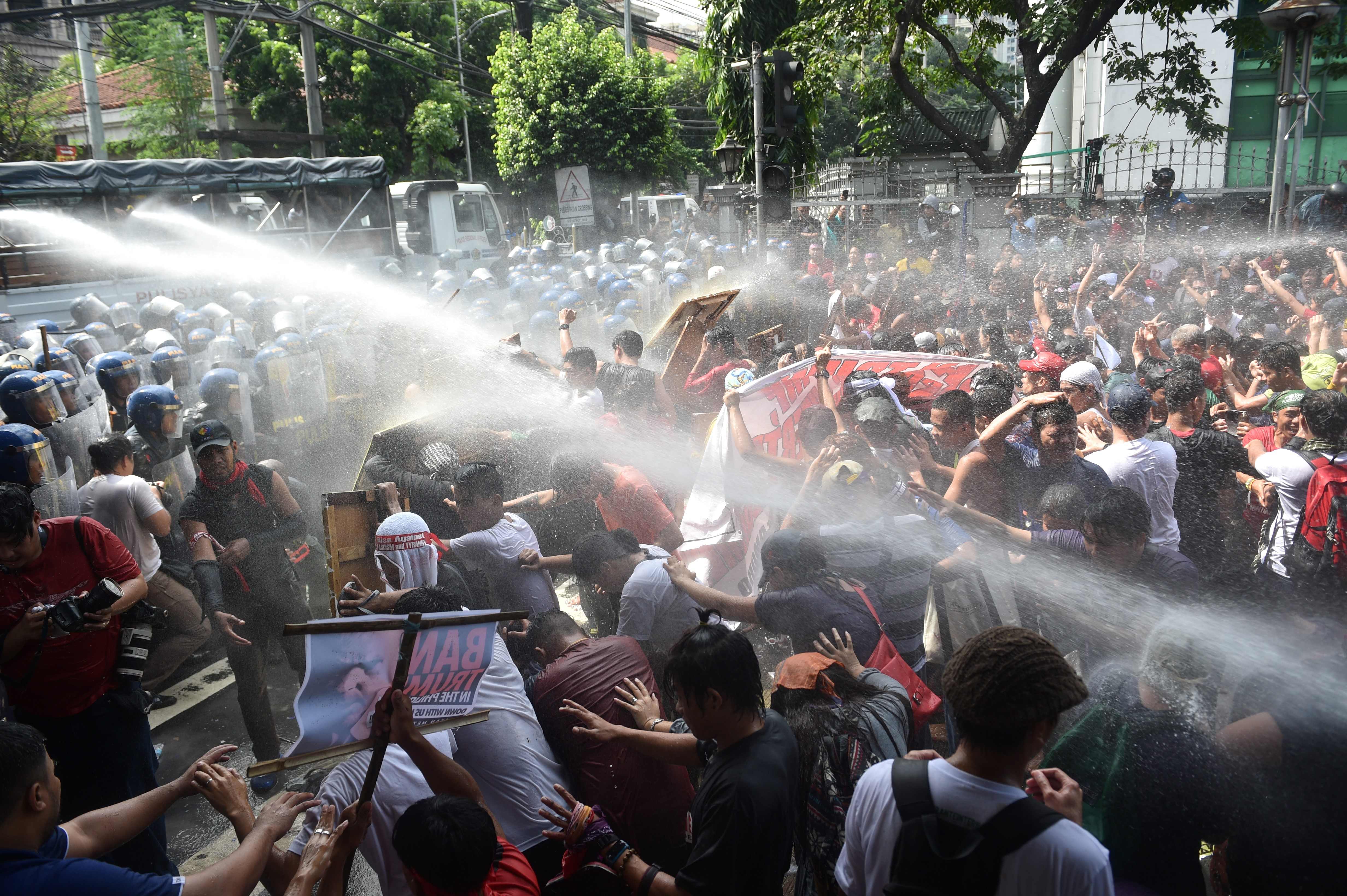 خراطيم المياه لتفريق المتظاهرين
