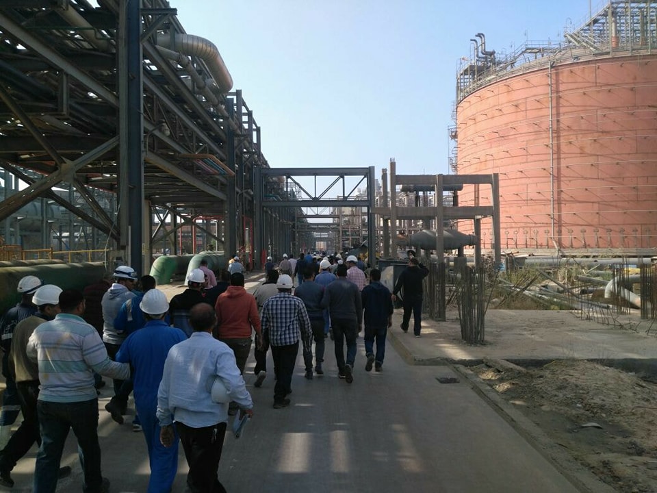  عمال المصنع خلال زيارة لجنة وزارة القوى العاملة