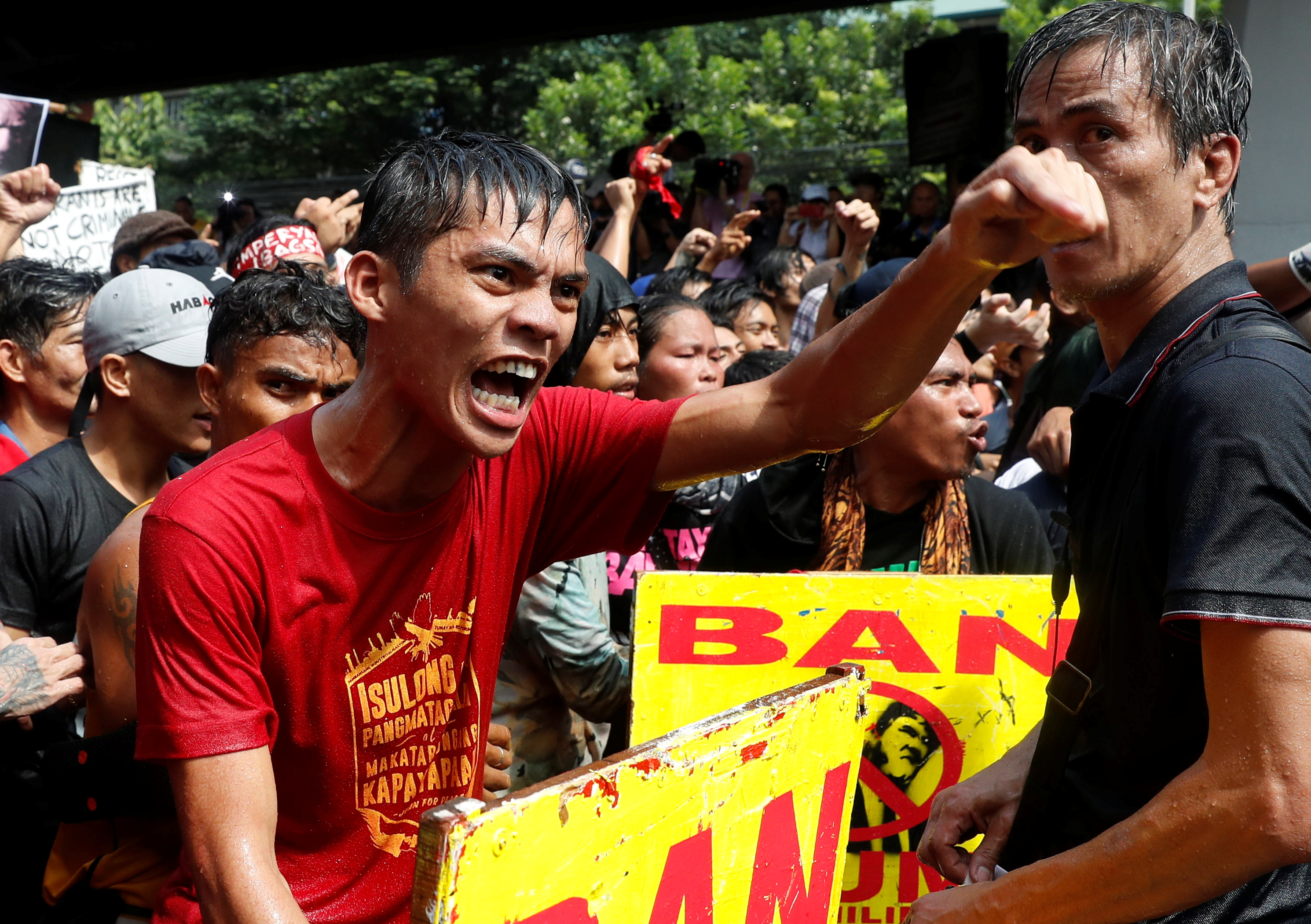 متظاهر يصرخ فى وجه الشرطة الفلبينية