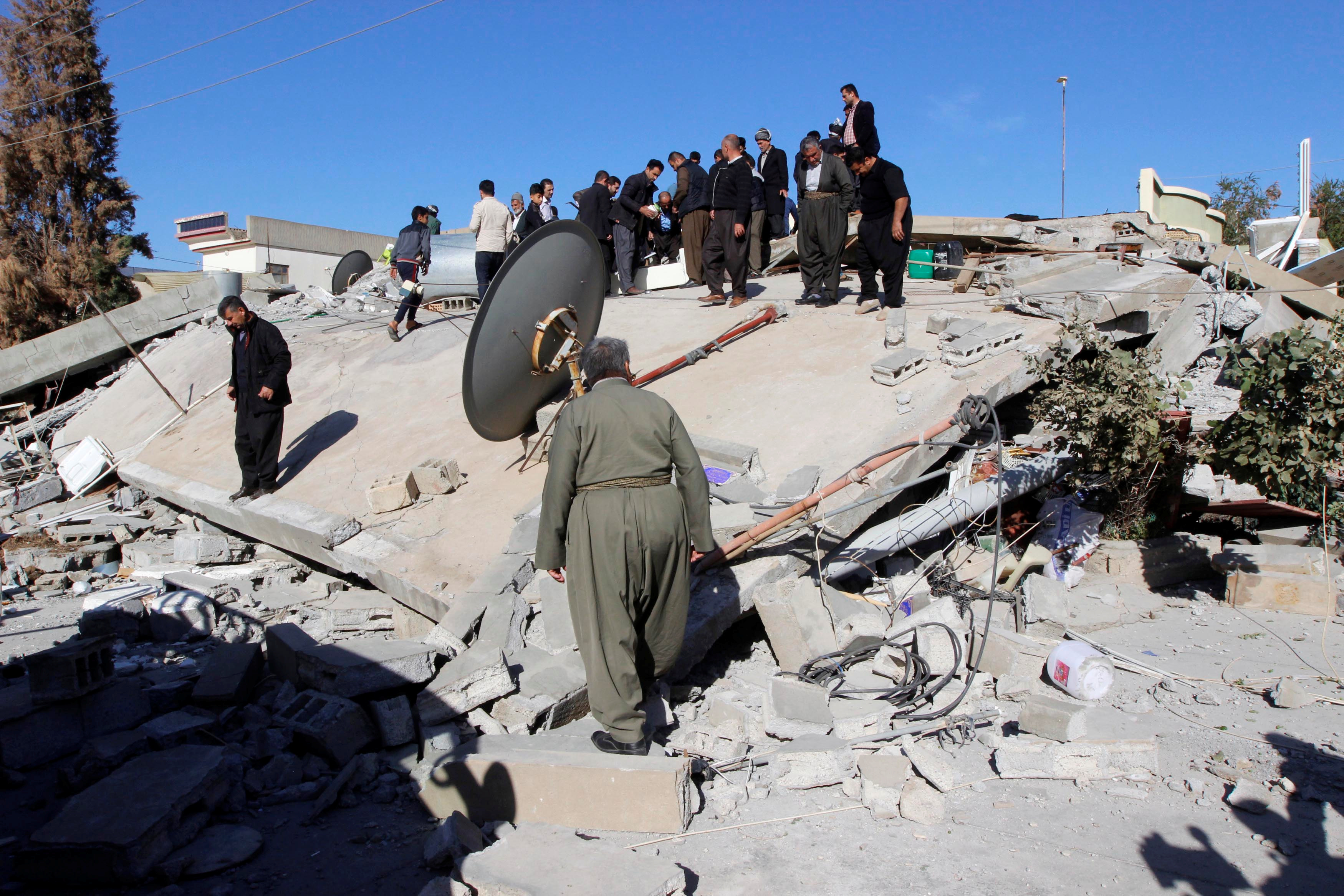 تجمع المواطنين بجوار أنقاض منزل منهار إثر الزلزال