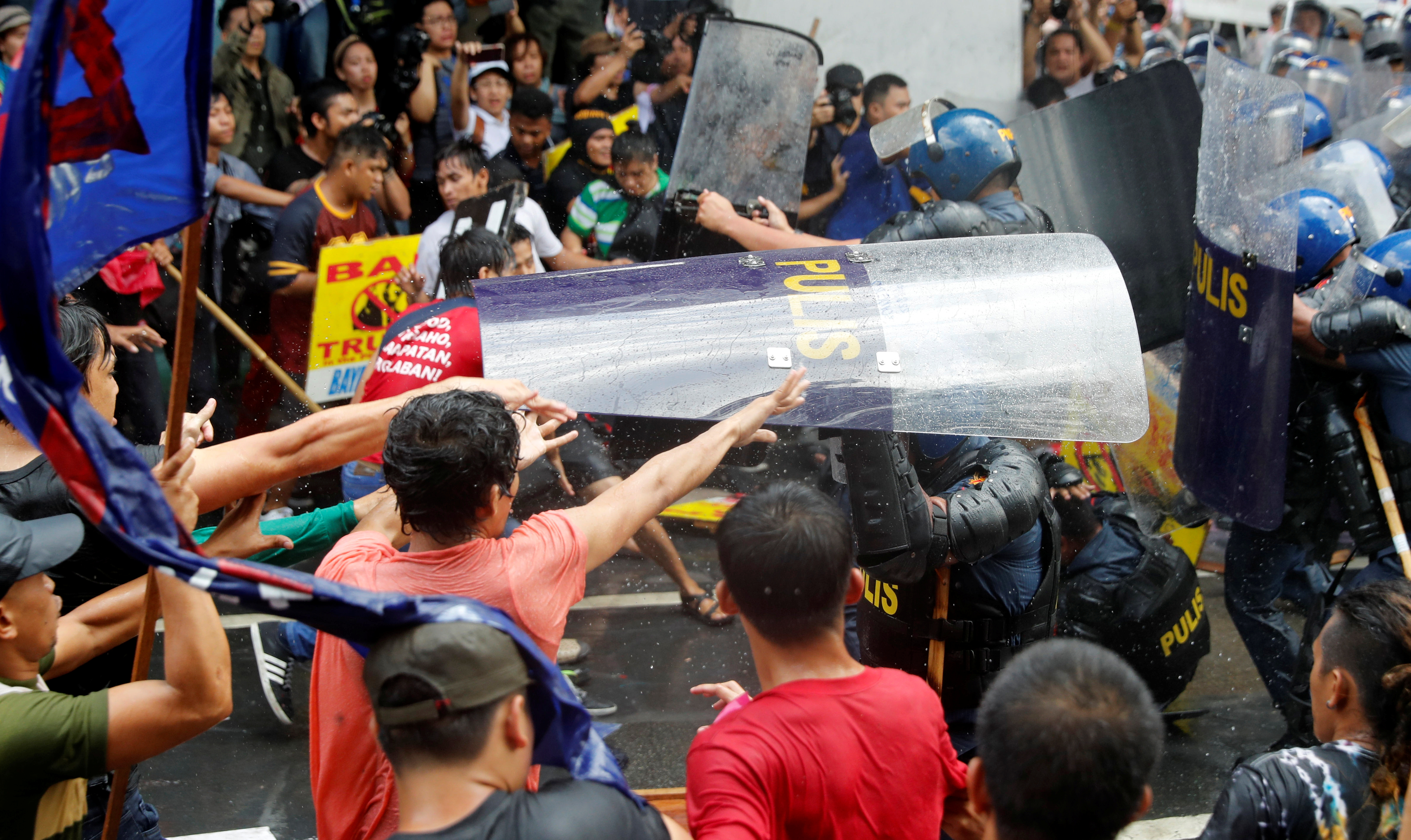 اشتباكات عنيفة بين المتظاهرين والشرطة فى الفلبين