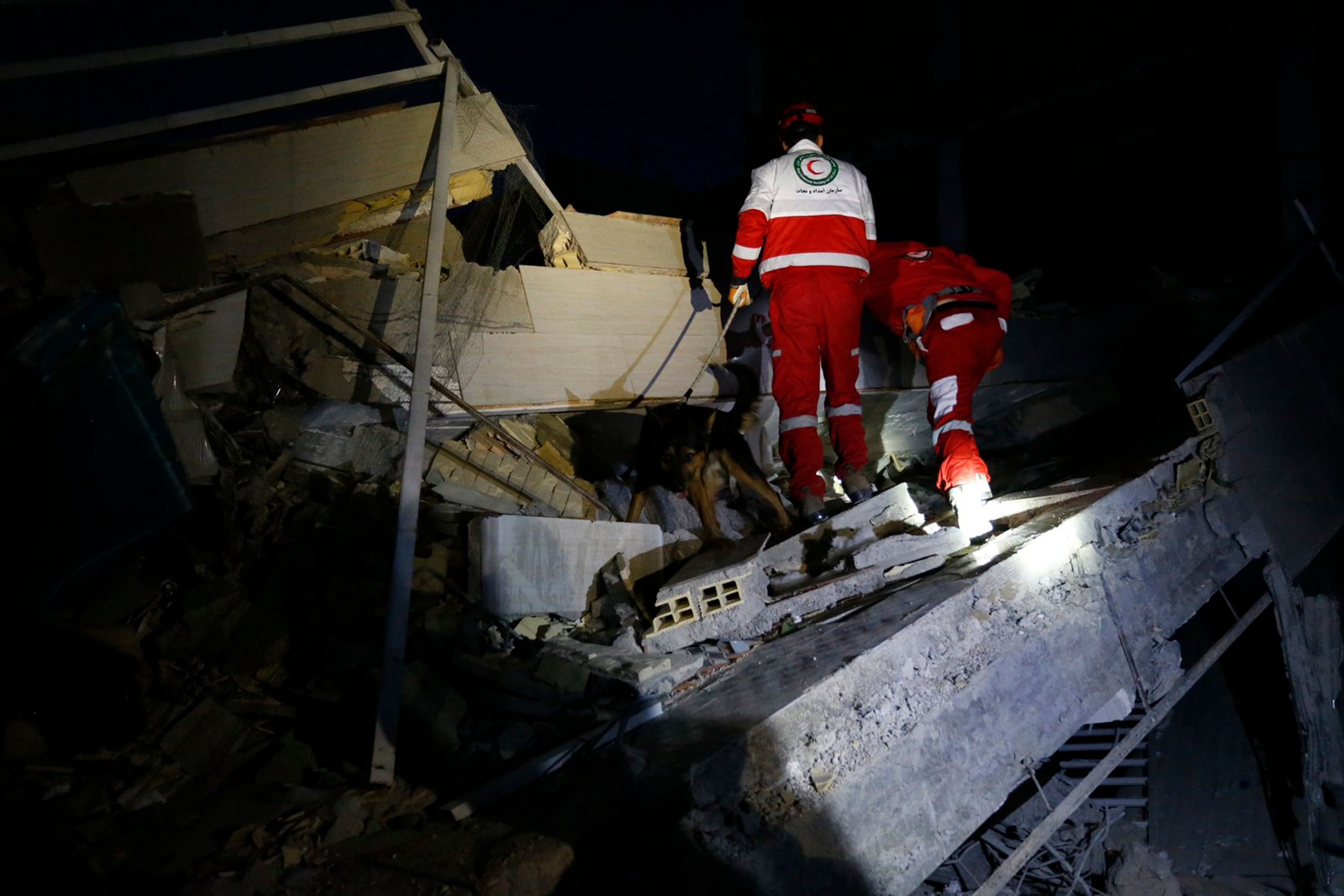 عمليات بحث ليلية على ضحايا الزلزال