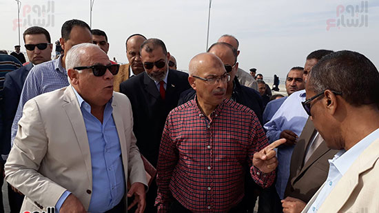  محافظ بورسعيد يتفقد كوبري قناة الاتصال
