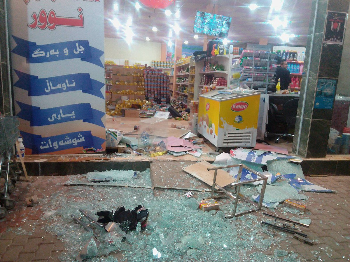 تهشم واجهة أحد المحال التجارية نتيجة الزلزال
