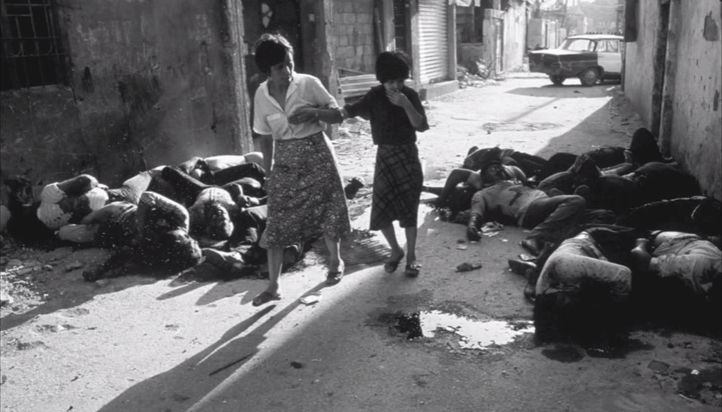 مواطنة لبنانية وطفلها يمران بجوار جثث خلال الحرب الأهلية