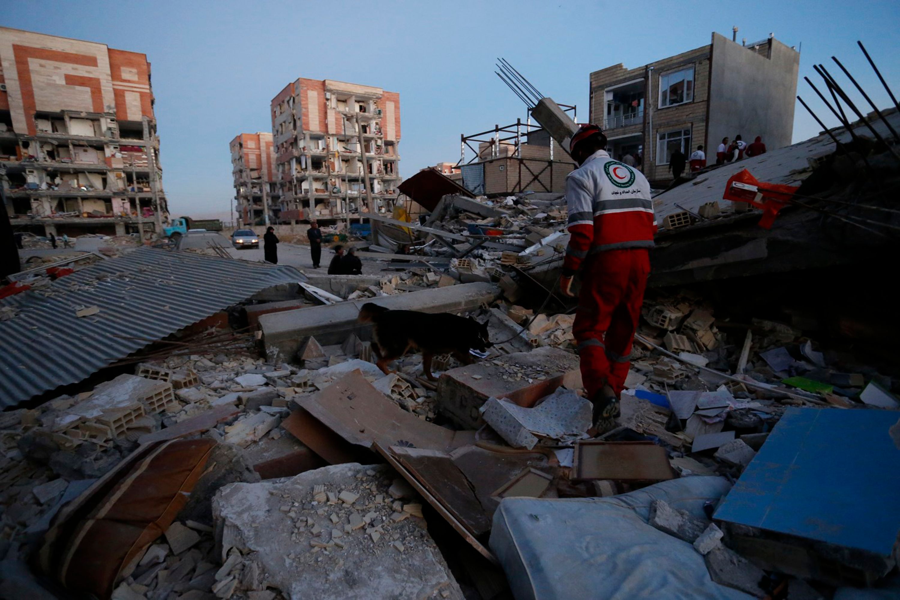 الهلال الأحمر يشارك فى عمليات البحث عن ضحايا الزلزال