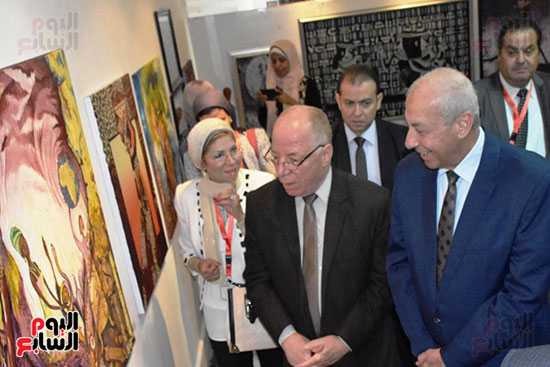 وزير الثقافة ومحافظ أسوان يتفقدان المعرض