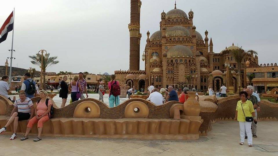   السياح من مختلف الجنسيات يتوافدون لزيارة معالم شرم الشيخ