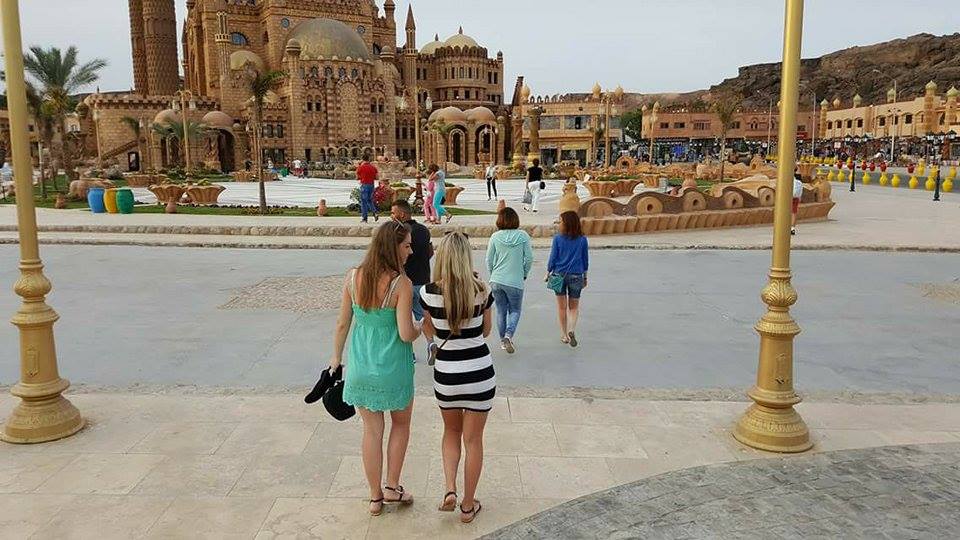   السياح خلال زياراتهم لمدينة شرم الشيخ