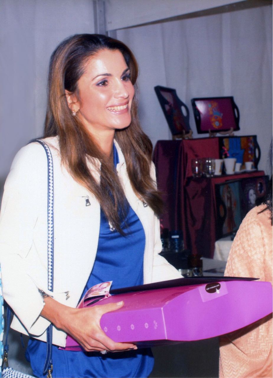 الملكة رانيا خلال المعرض