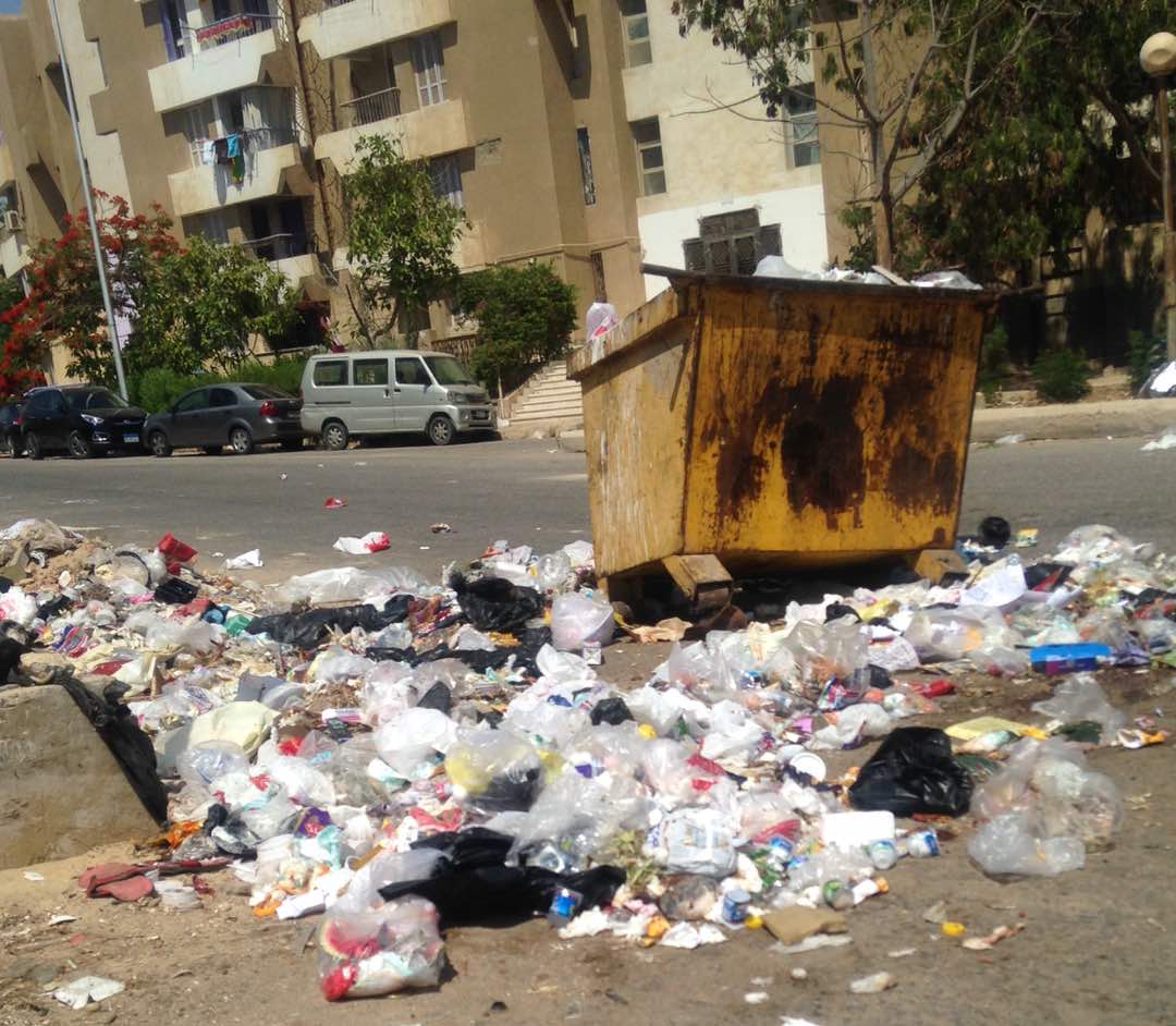 القمامة تملأ الشوارع فى اكتوبر رغم وجود مكان مخصص