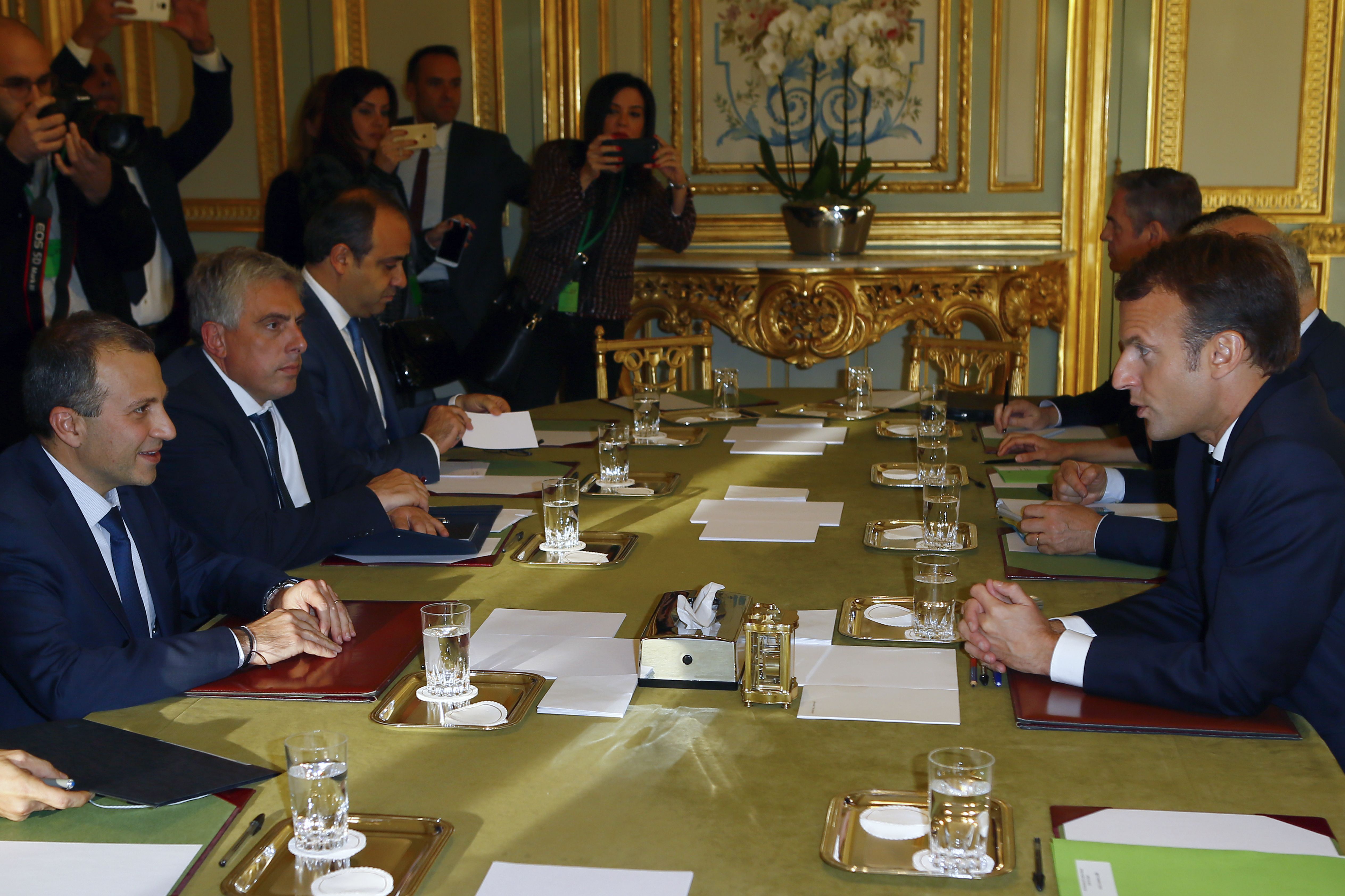 ماكرون يجتمع مع وزير خارجية لبنان