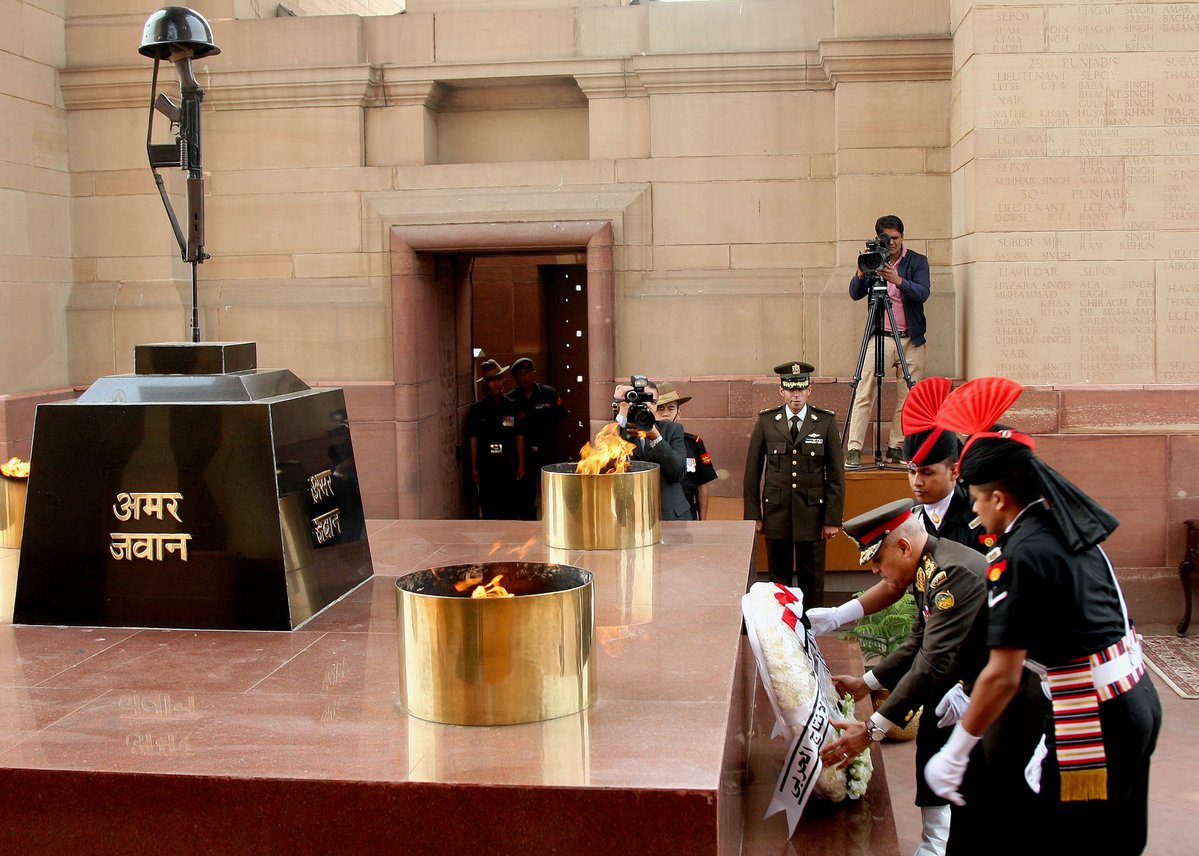 الفريق أول صدقى صبحي يضع إكليلا من الزهور على النصب التذكارى للجنود الهنديين