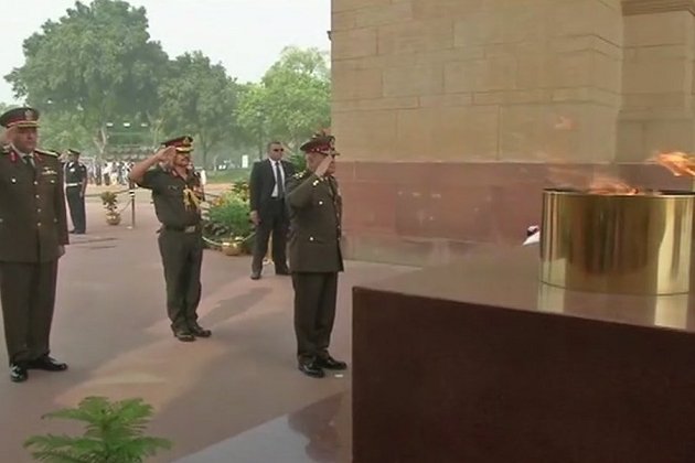 وزير الدفاع أمام النصب التذكارى للجنود الهنديين