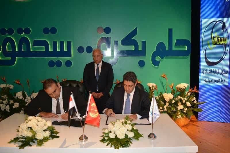 توقيع عقود الفندق توقيع عقود الفندق