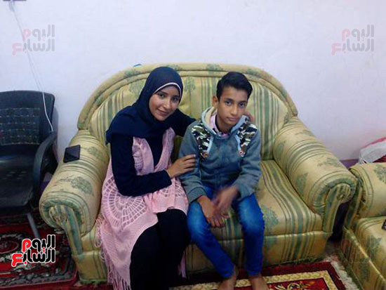 صور الطفل أحمد مع محررة اليوم السابع (1)