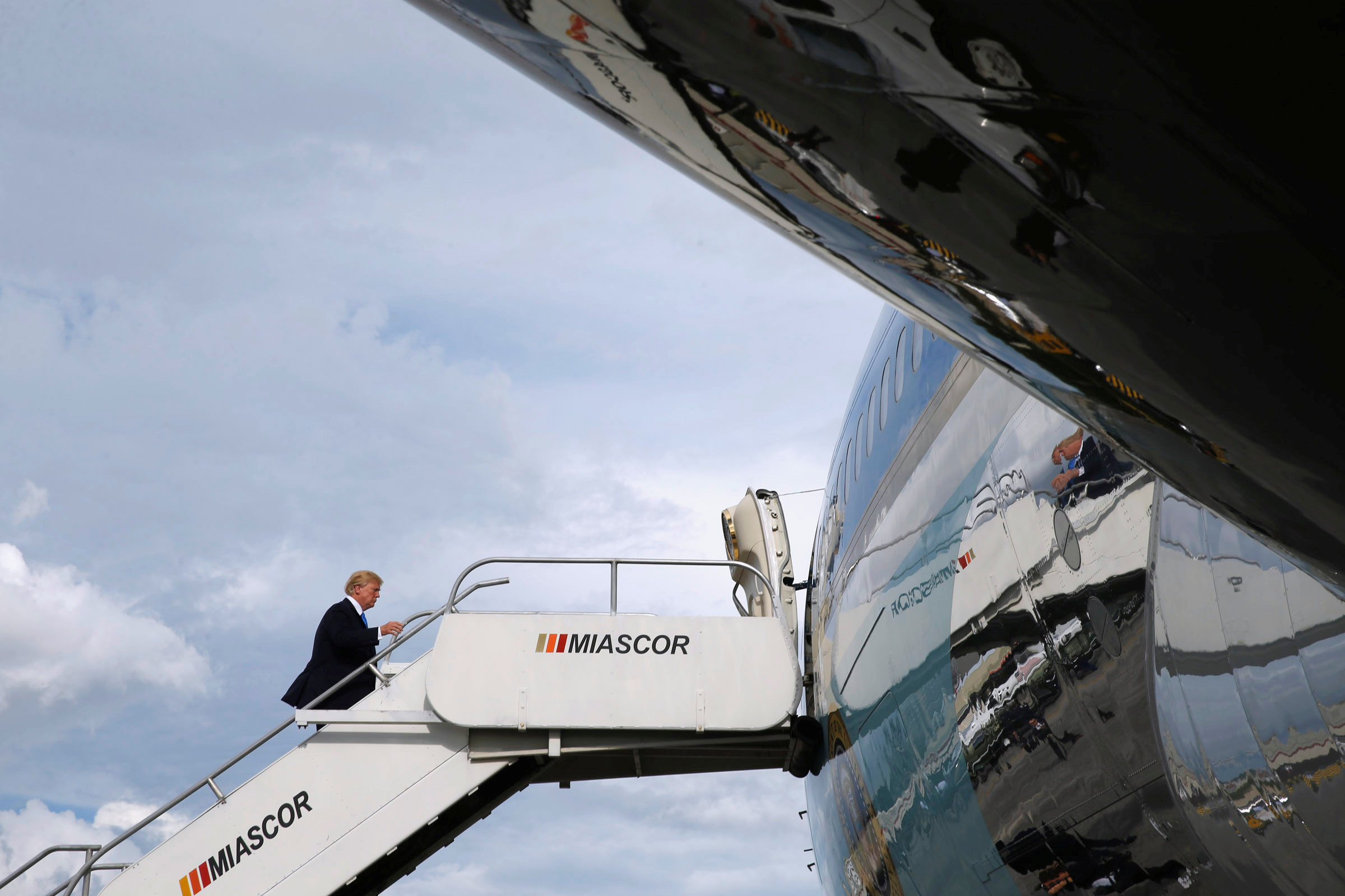 ترامب يصعد الطائرة الرئاسية للعودة إلى الولايات المتحدة