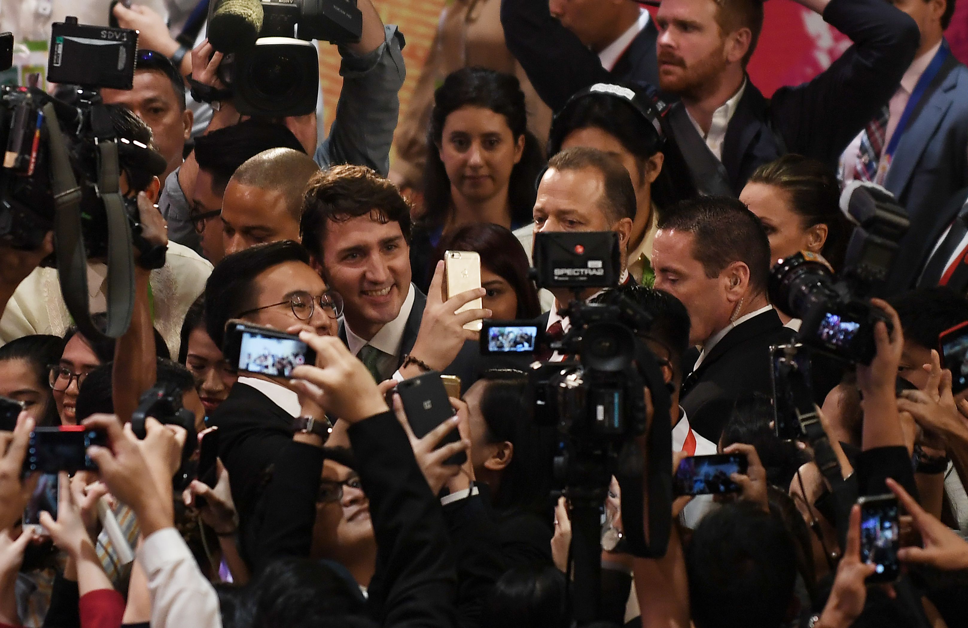 صحفيون يلتقطون صورة سيلفى مع رئيس وزراء كندا