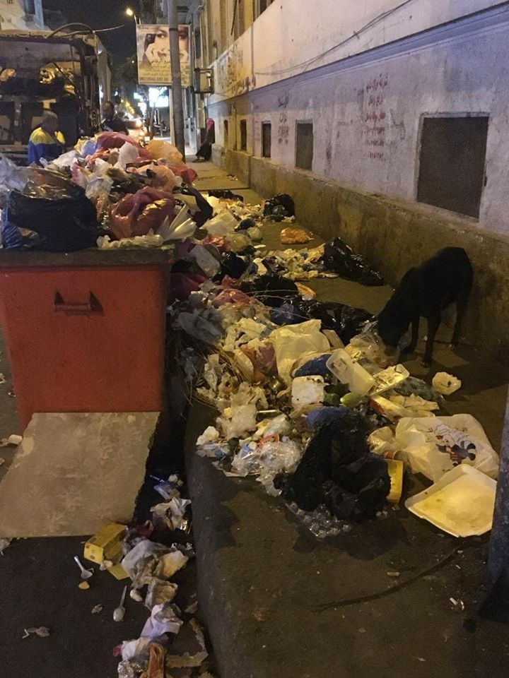 تراكم القمامة بالشارع