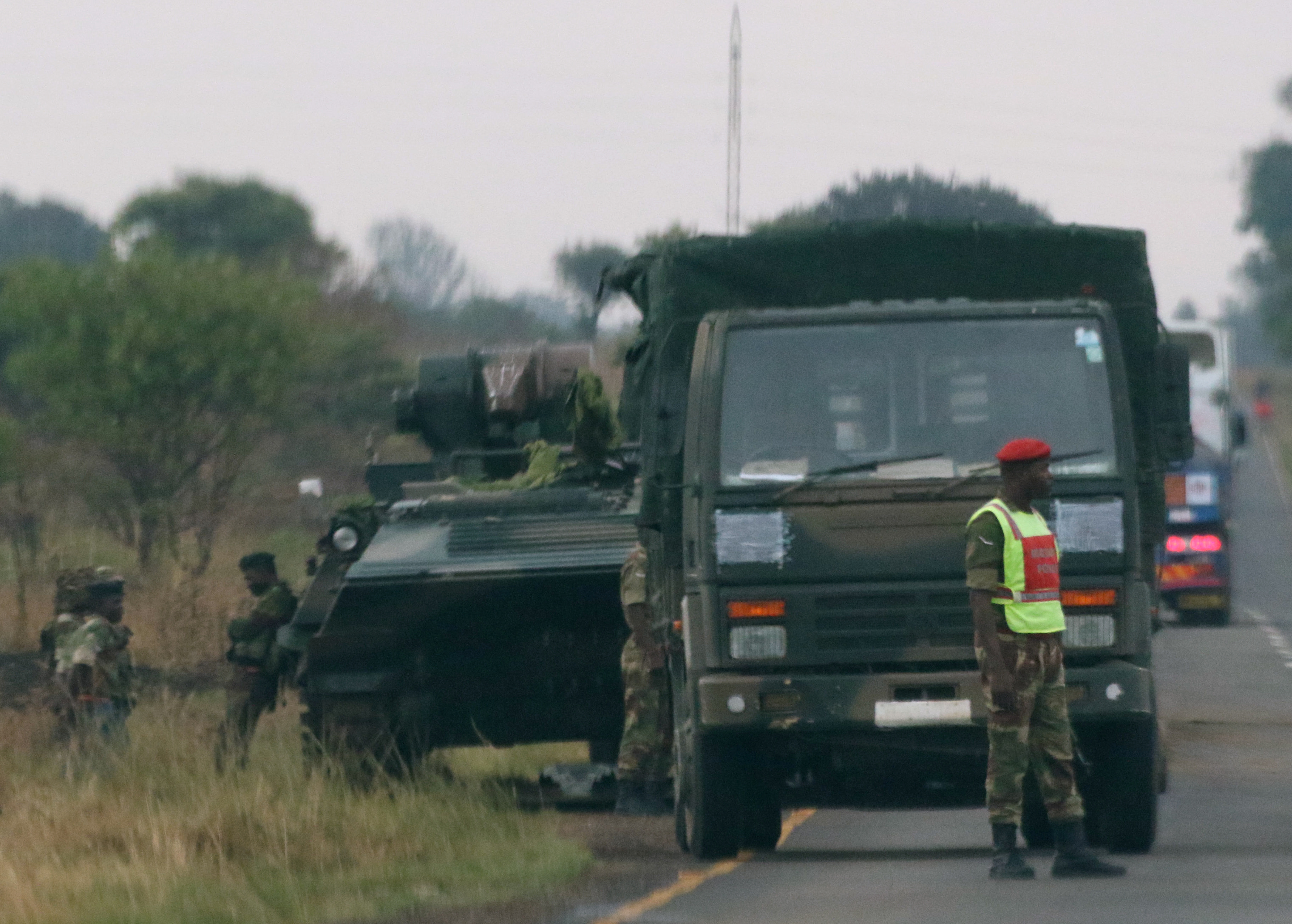 ازدحام على البنوك لسحب الأموال بعد تحركات جيش زيمبابوى