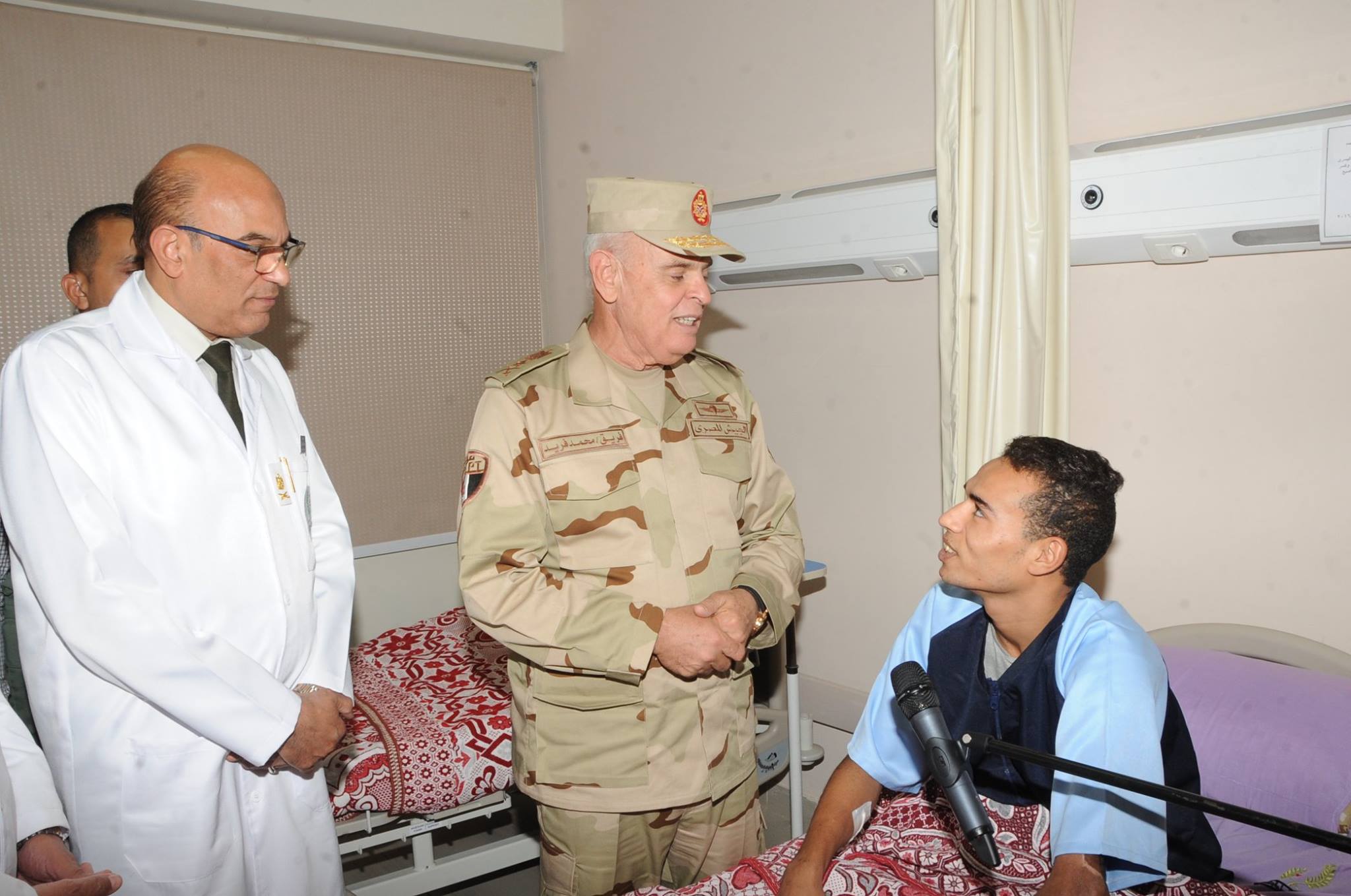 الفريق محمد فريد يطمئن على حالة رجال الجيش المصابين فى العمليات الإرهابية  (1)