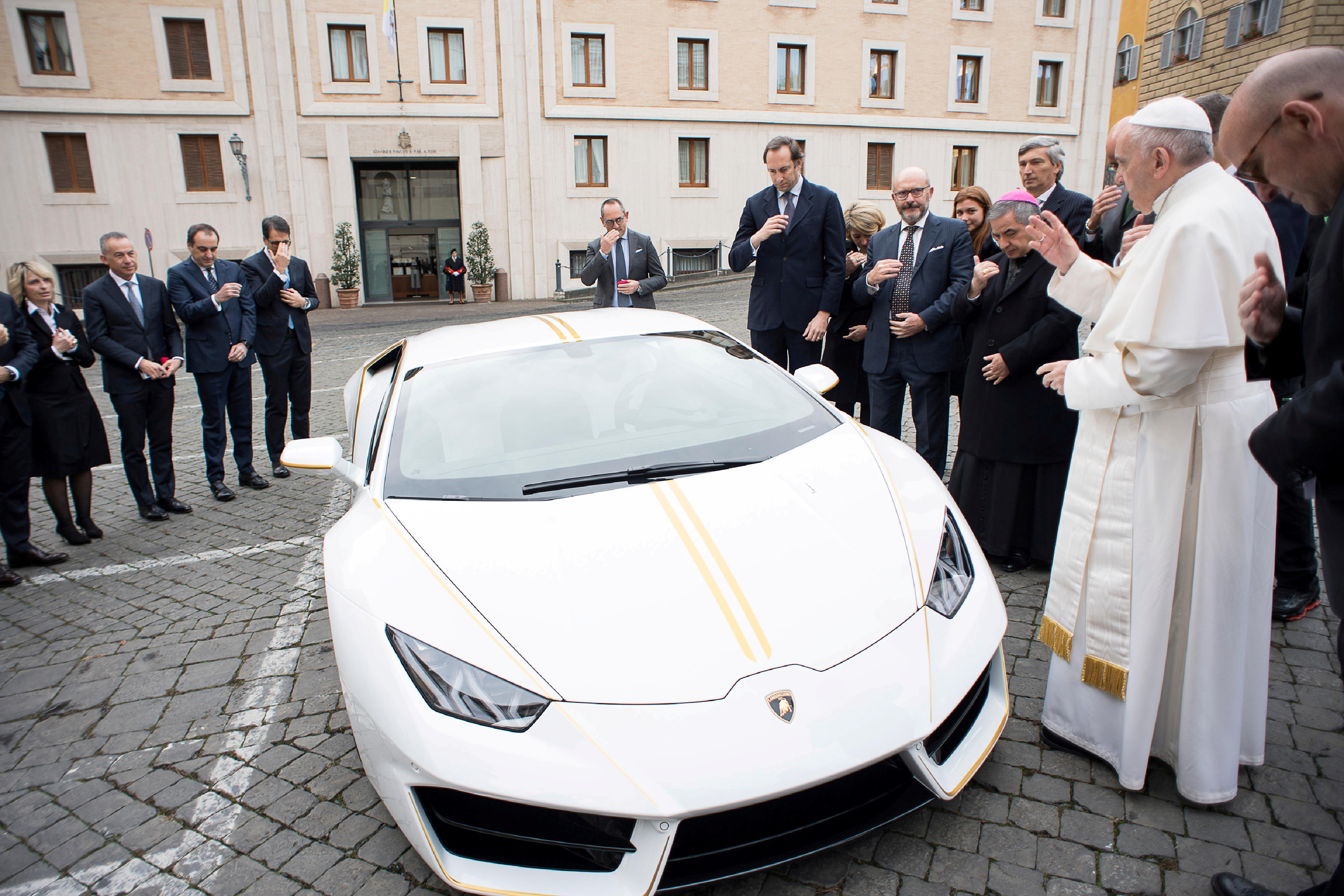 البابا يحصل على سيارة لامبورجينى لبيعها فى مزاد خيرى