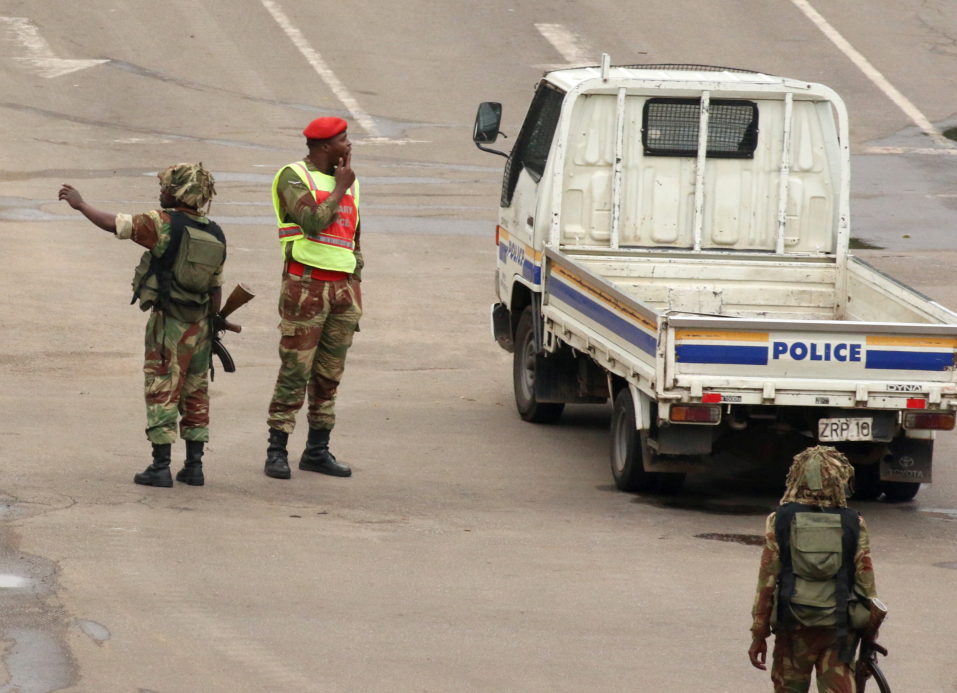 انتشار الجنود المسلحون فى شوارع زيمبابوى