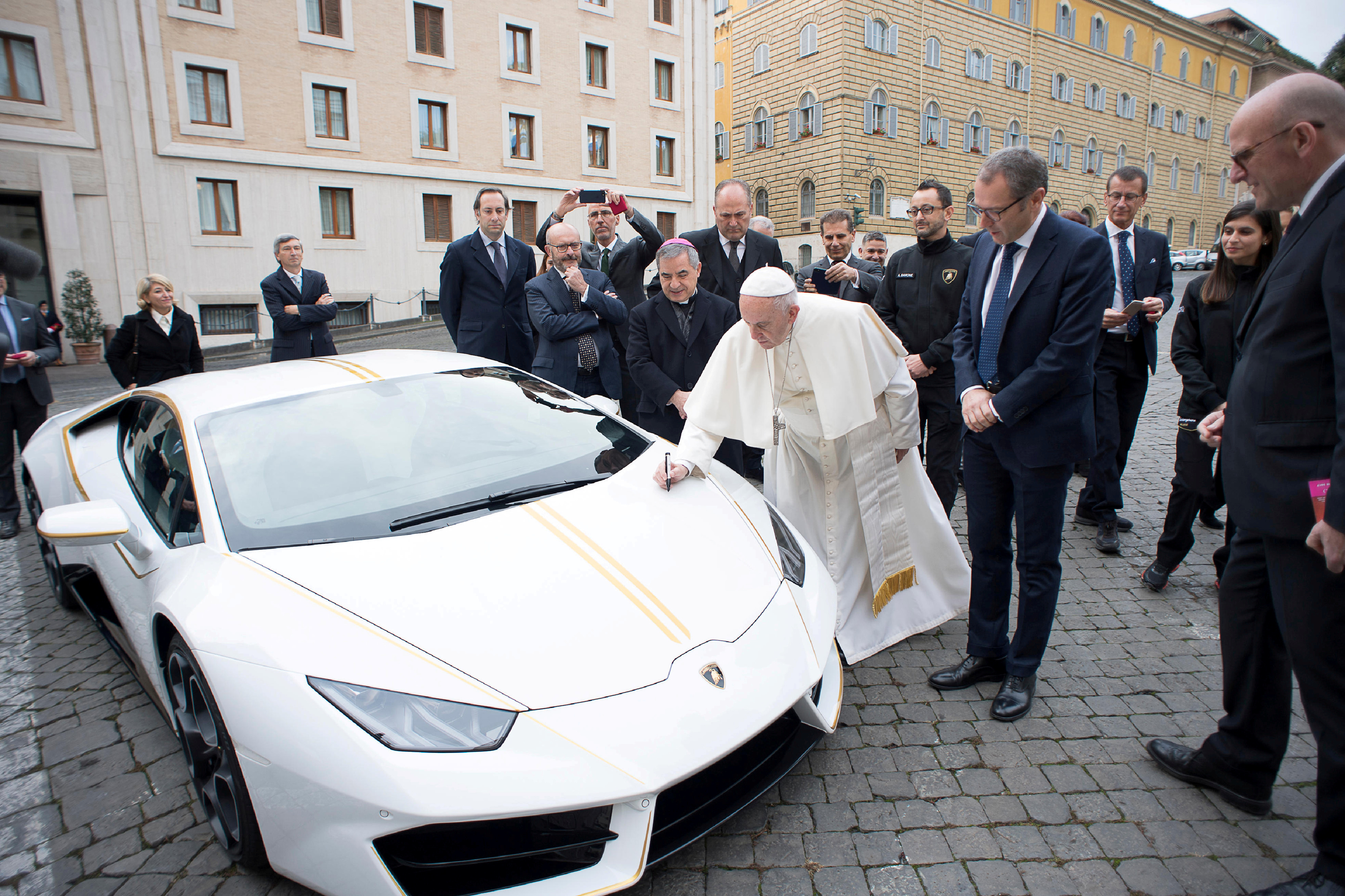 البابا يحصل على سيارة لامبورجينى