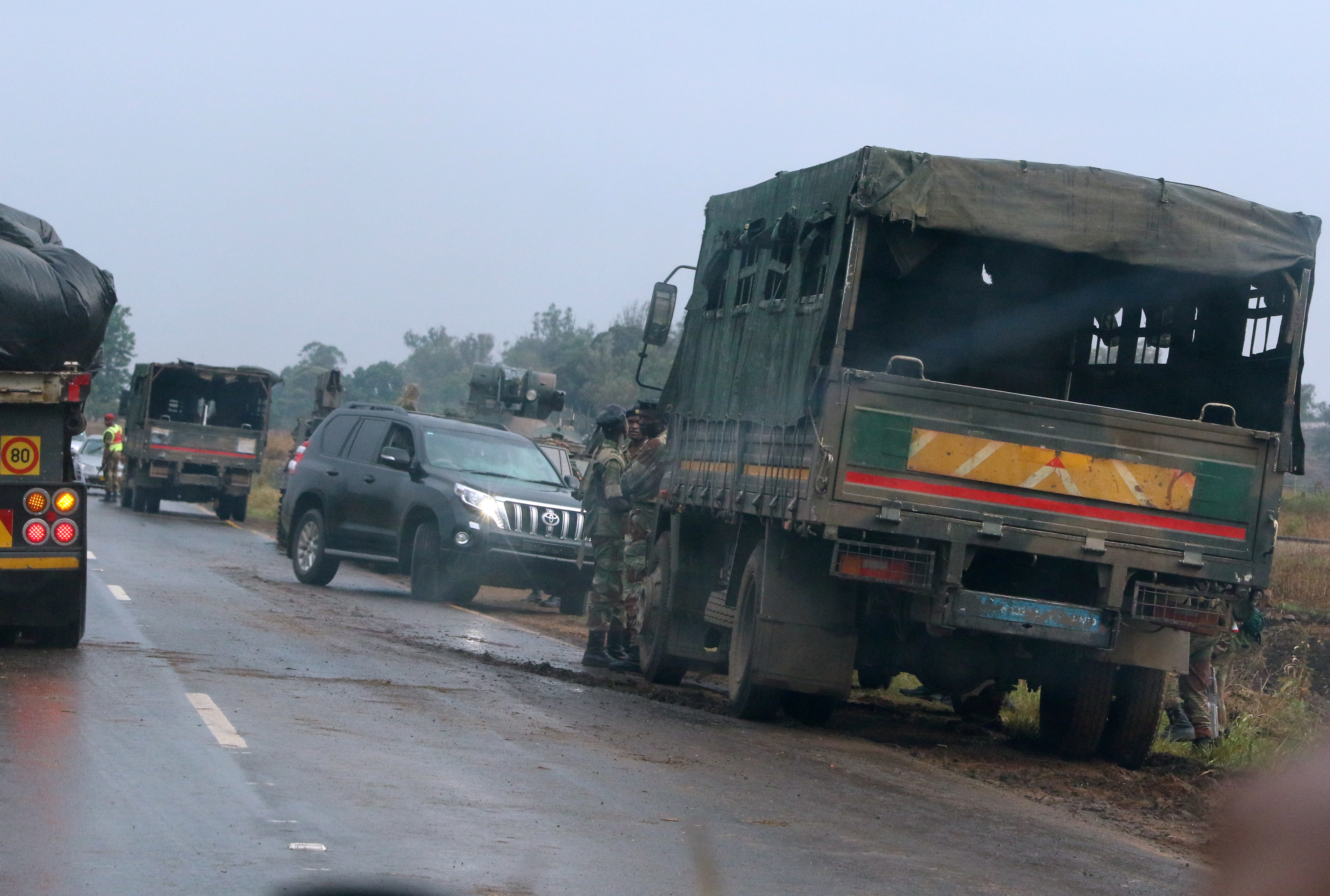 أفراد الجيش الزيمبابوى ينتشرون على الطرقات السريعة