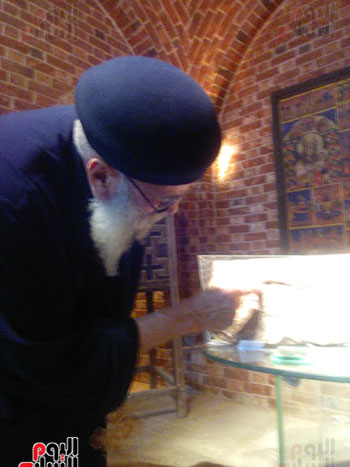  راعى الكنيسة يوضع أثار قدم المسيح