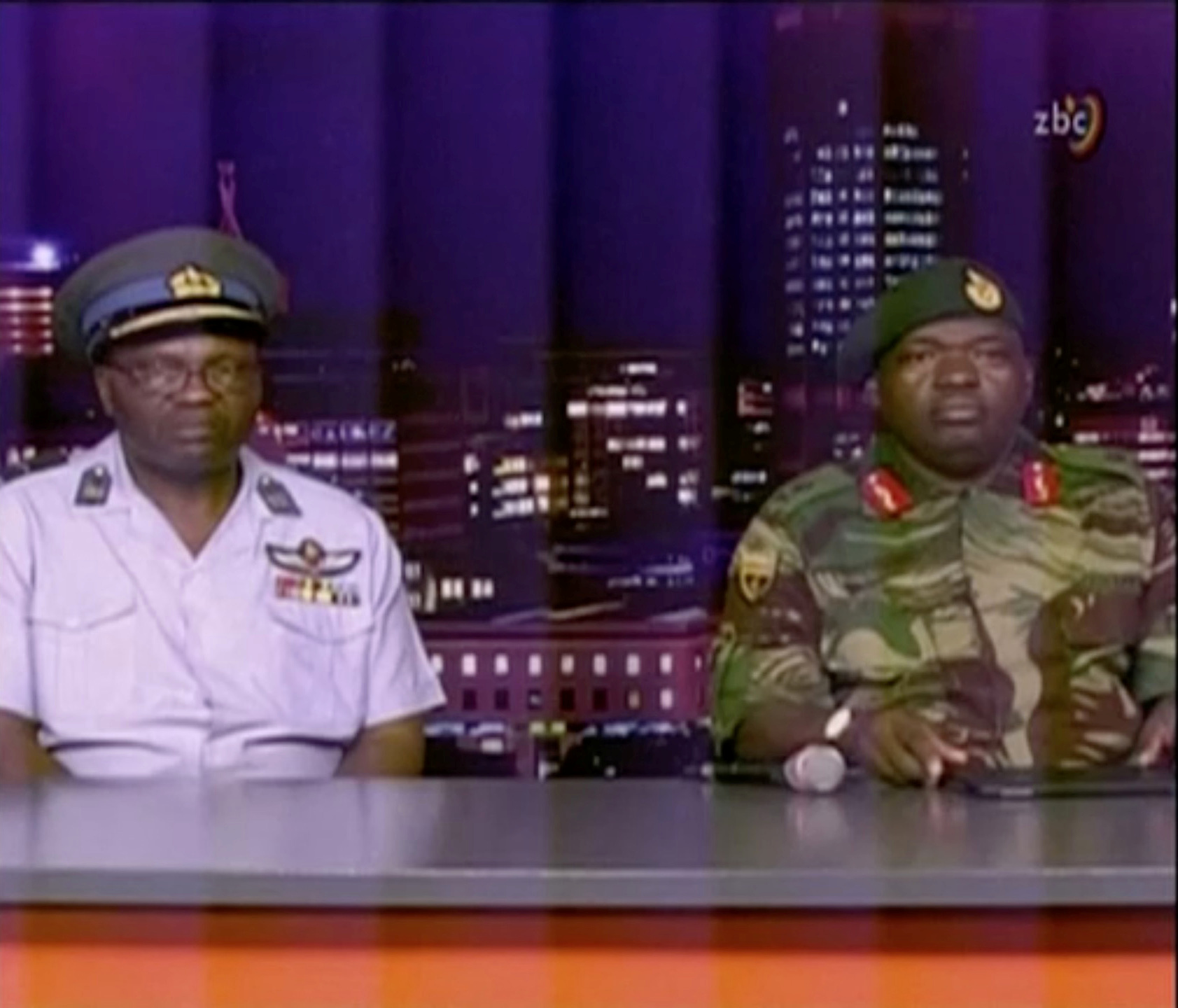 الجنرال سيبوسيوى مويو يعلن سيطرة جيش زيمبابوى على السلطة
