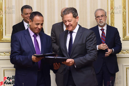 صور.. رئيس الوزراء يشهد توقيع عقد نهائى لاتفاقية تطوير إشارات قطارات أسيوط- نجع حمادى (4)