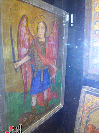  لوحات متعددة أثرية ولها مكانتها بالكنيسة