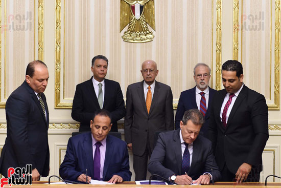 صور.. رئيس الوزراء يشهد توقيع عقد نهائى لاتفاقية تطوير إشارات قطارات أسيوط- نجع حمادى (3)