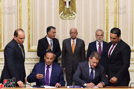 صور.. رئيس الوزراء يشهد توقيع عقد نهائى لاتفاقية تطوير إشارات قطارات أسيوط- نجع حمادى (1)