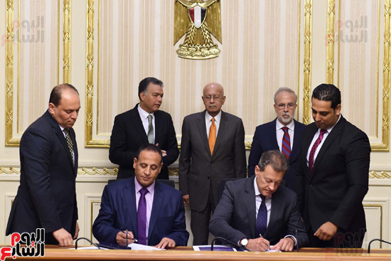 صور.. رئيس الوزراء يشهد توقيع عقد نهائى لاتفاقية تطوير إشارات قطارات أسيوط- نجع حمادى (2)