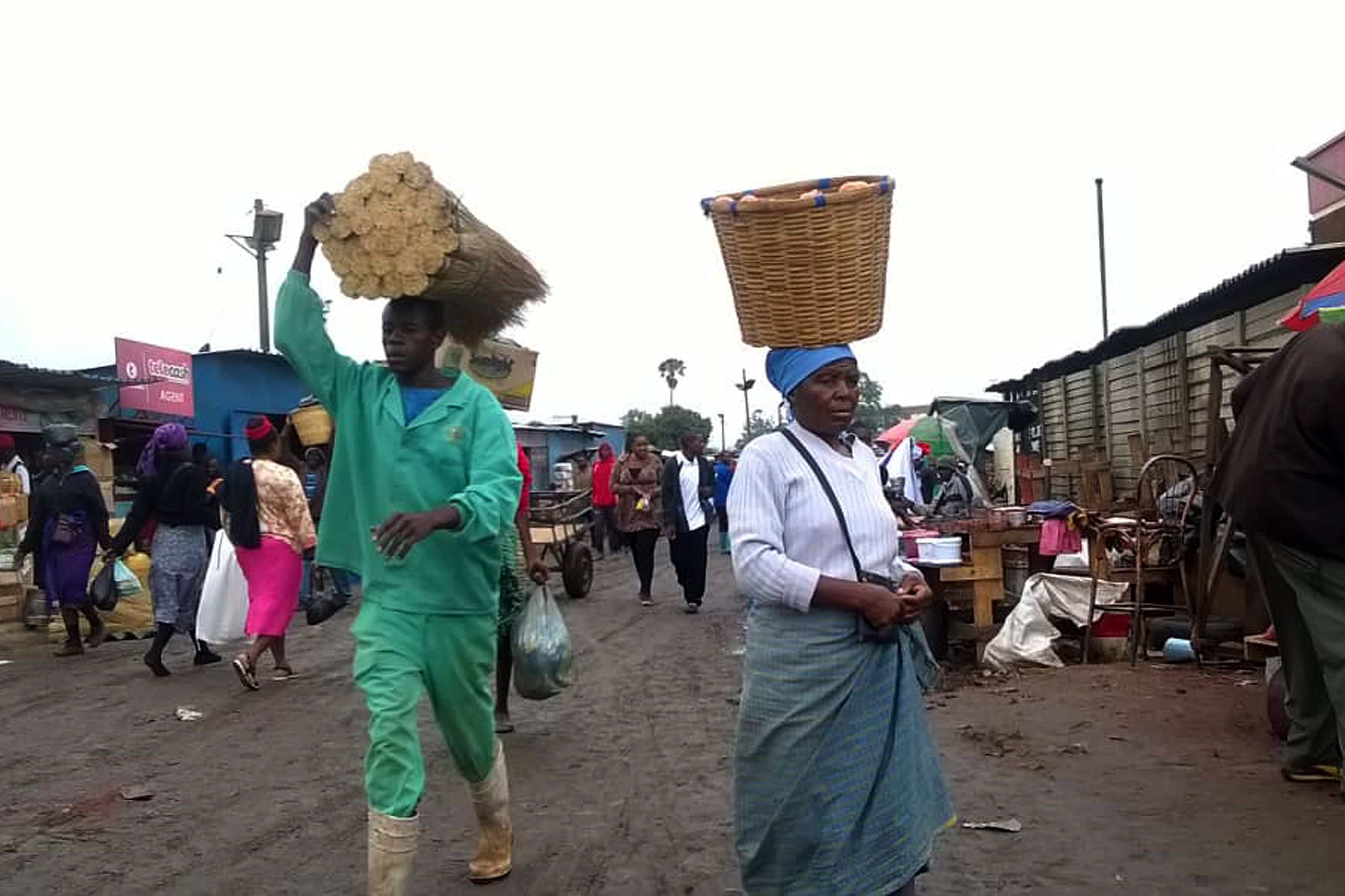 إقبال المواطنين بزيمبابوى على الأسواق فى ظل تحركات الجيش