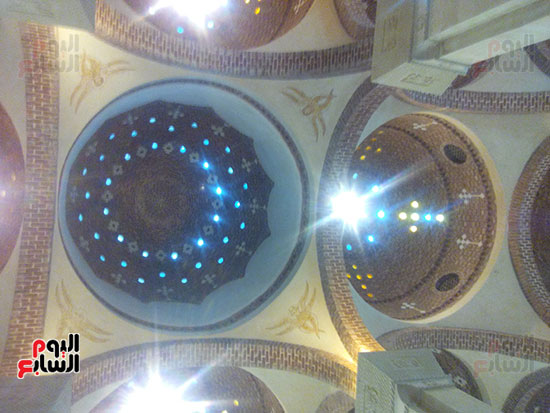  روعة وجمال سقف الكنيسة ورسومات جمالية