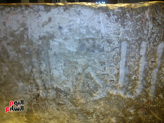  لفظ الجلالة الله على الجهة المقابلة للحجر وبجواره رقم واحد