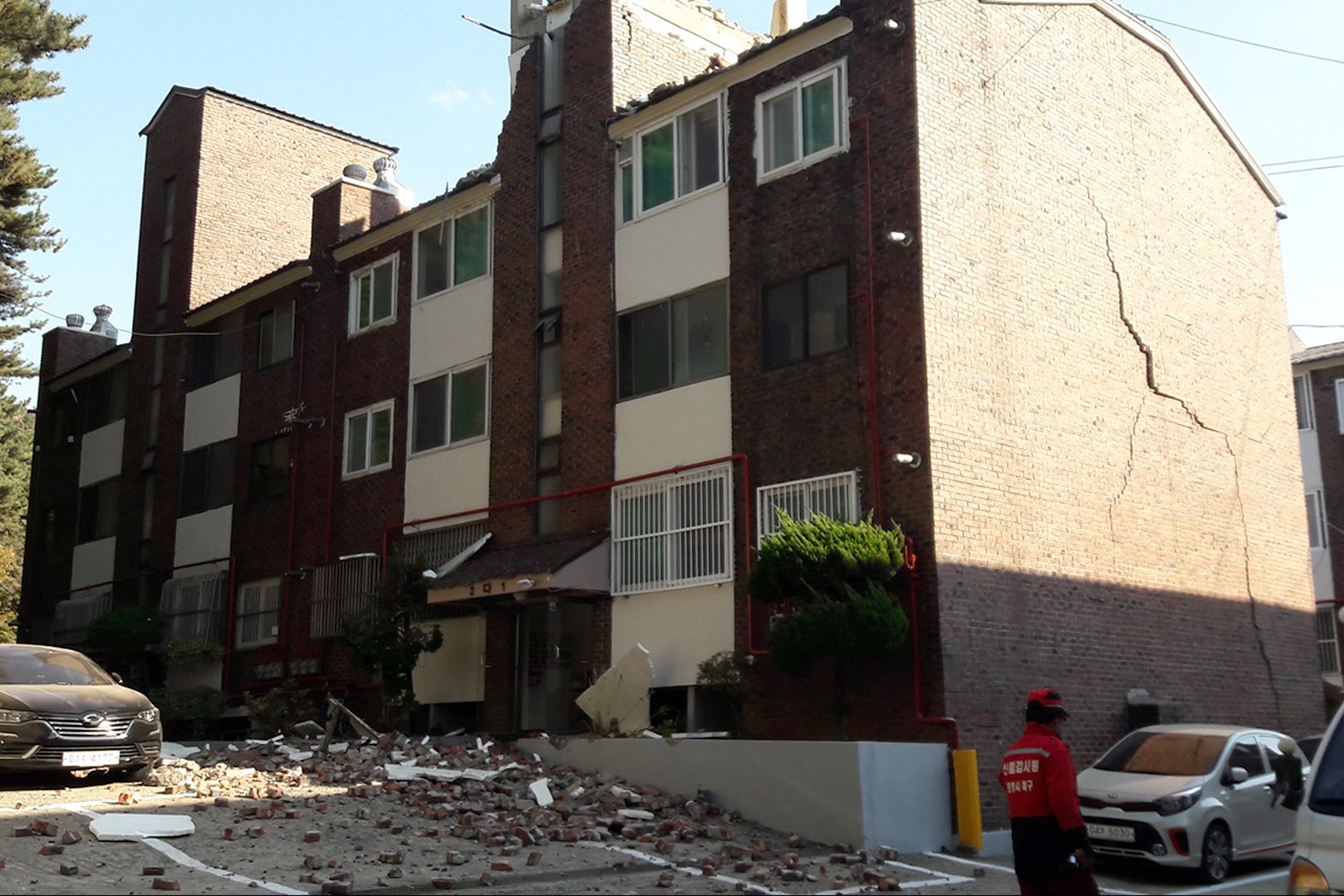 تصدع مبنى بسبب زلزال فى كوريا الجنوبية