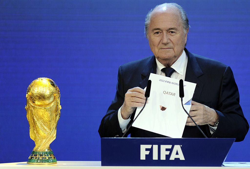 بلاتر يعلن فوز قطر بتنظيم كأس العالم