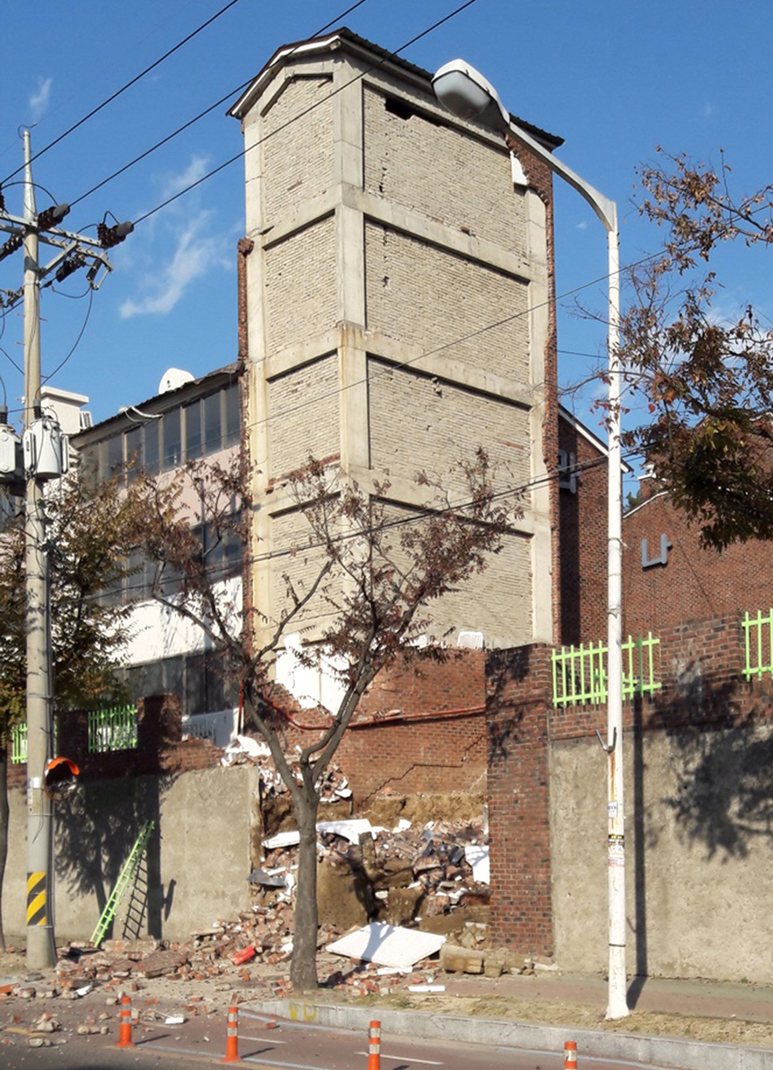 دمار وانهيار منازل فى كوريا الجنوبية بسبب زلزال