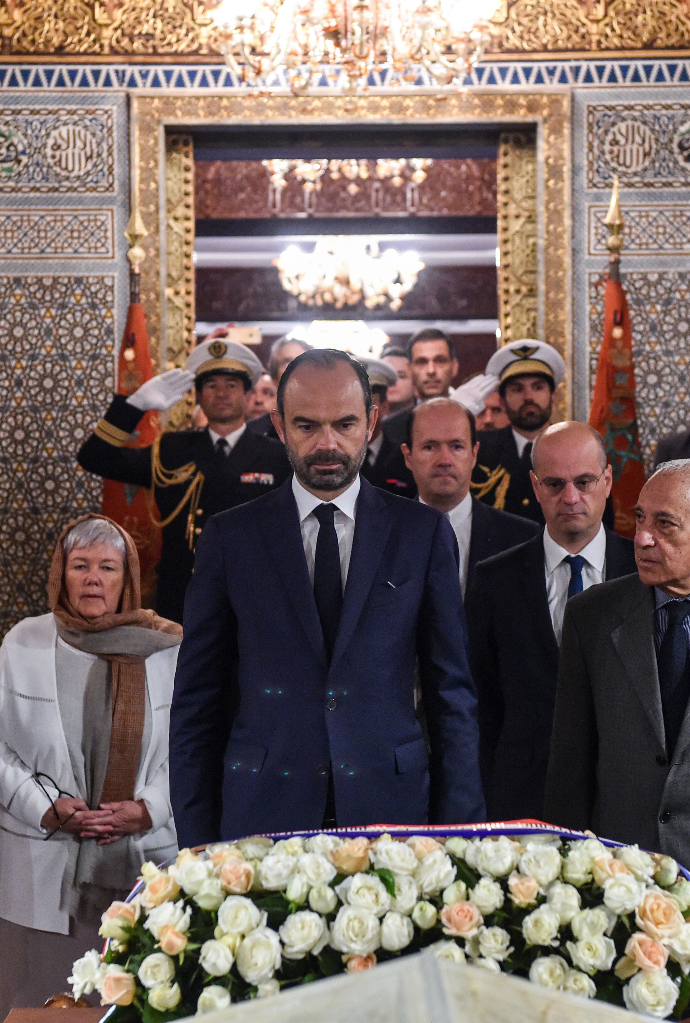 رئيس الوزراء الفرنسى يضع أكاليل الزهور على ضريح الملك محمد الخامس