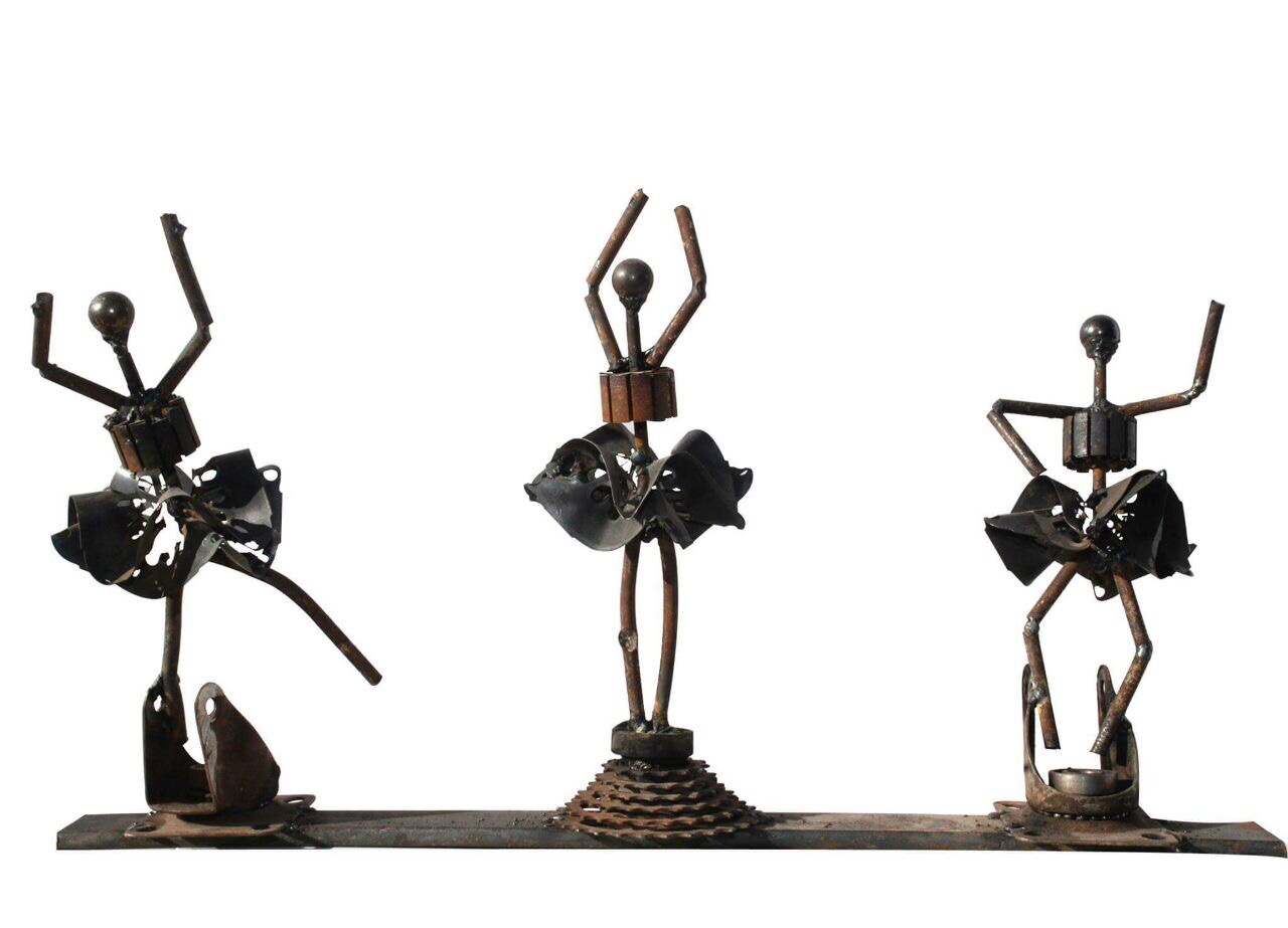 عرائس راقصة من الحديد