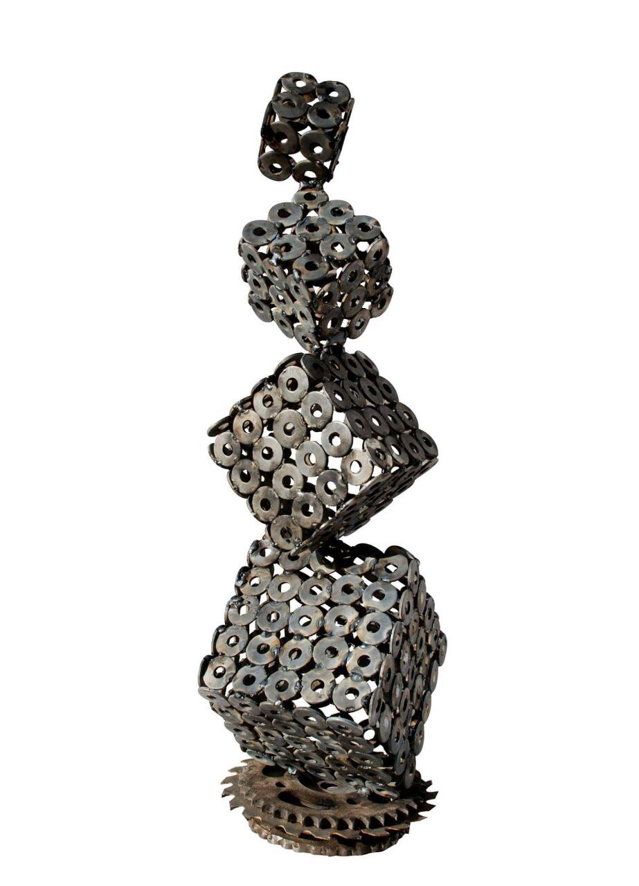 أشكال هندسية من خردة الحديد