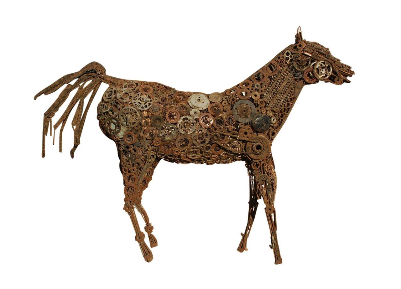 مخلفات الحديد والخردة تشكل حصان