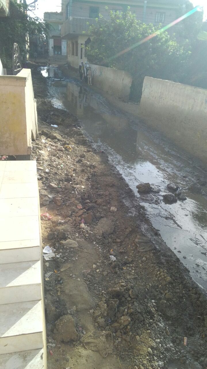 غرق شوارع القرية بمياه الصرف الصحى
